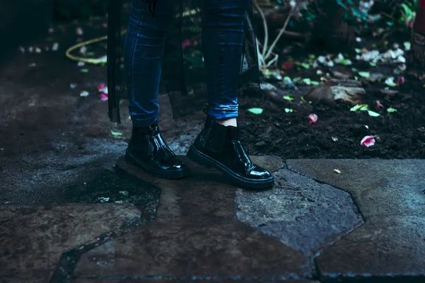 arka plan, Islak Beton, moda ayakkabılar üzerinde boya yüksek Boots kadın bacakları