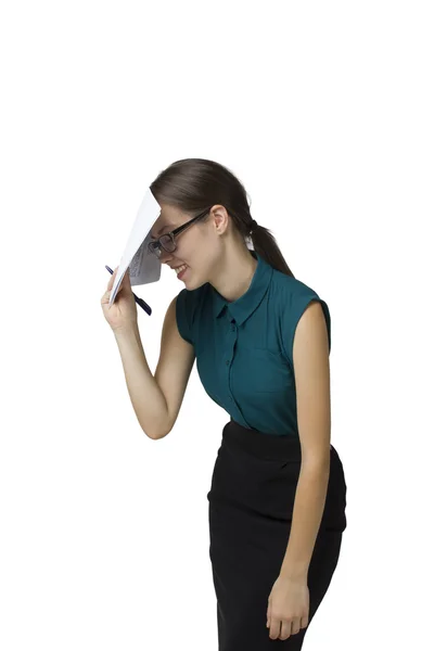 Ellerinde gözlüklü şirin genç iş kadını, yüzü gülen belgeleri gizler