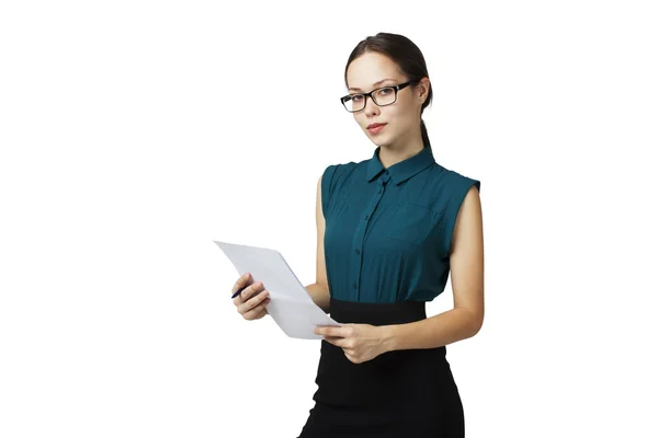 boş boş Pano gösterilen ve beyaz arka plan üzerinde izole kalem veren genç iş kadını