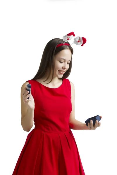 Noel kadının ellerini tutmak veya yeni yıl hediye kutusu dekore edilmiştir. Beyaz bir arka plan üzerinde