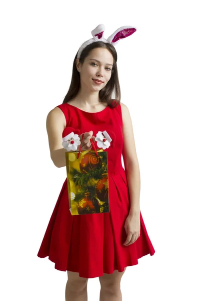 Bir tavşan kostümünü komik kadın. Beyaz arka plan üzerinde. Reklam bilgisi kış kavramı. İyi yeni yıl ruhu. Tavşan .