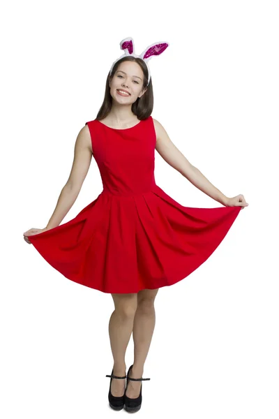 Beyaz stüdyo gülümseyen bir esmer kız portre vurdu Santa Claus şapka ve kırmızı elbise