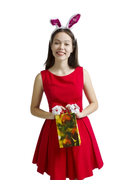 Bir tavşan kostümünü komik kadın. Beyaz arka plan üzerinde. Reklam bilgisi kış kavramı. İyi yeni yıl ruhu. Tavşan .