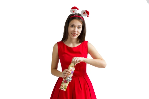 Noel, tatil, Sevgililer günü ve gülümseyen hediye kutusu ile Kırmızı elbiseli genç kadın kutlama kavram-