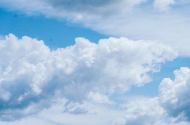 Mavi gökyüzünde beyaz bulutlar.