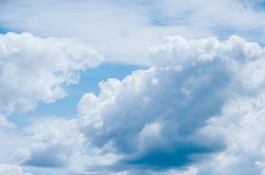 Mavi gökyüzünde beyaz bulutlar.