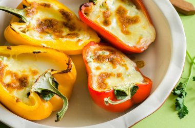 İçinde kırmızı biber, süzme peynir, otlar, sarımsak ve mozzarella var..