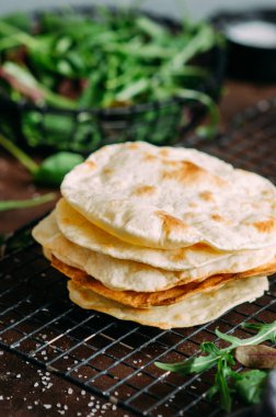 Bir yığın ev yapımı buğday unlu tortilla.