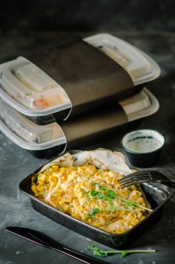 Kahvaltıda mısır krepi ve mikroyeşil. Sağlıklı yemek ve diyet konsepti, restoran yemeği teslimatı. Fitness yemeğini çıkar. Kutularda kilo kaybı besin.