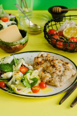 Tavuk salatası. Tavuk Sezar Salatası. Sezar salatası ve ızgara tavuk. Izgara tavuk göğsü ve tabakta taze salata. Marul, vişneli domates, bıldırcın yumurtası, parmesanlı tavuk filetosu..