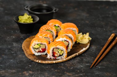 Somonlu suşi, salatalık, avokado, krem peynir, kırmızı havyar. Suşi menüsü. Japon yemeği..