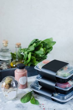 Sağlıklı yemek ve diyet konsepti, restoran yemeği teslimatı. Fitness yemeğini çıkar. Kutularda kilo kaybı besin değeri. Günde üç öğün yemek, tatlı ve içecek.