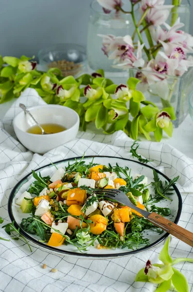 Färsk Sallad Med Ruccola Mango Papaya Mozzarella Passionsfrukt Och Pinjenötter — Stockfoto