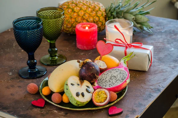 Cena Romántica Luz Las Velas Con Frutas Tropicales — Foto de Stock