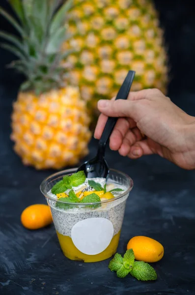 Pudding Från Chiafrön Mango Och Ananas Plastmugg Livsmedelsleverans Hälsosam Mat — Stockfoto