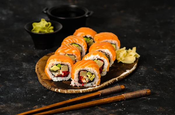 Roll Sushi Lososem Okurkou Avokádem Smetanovým Sýrem Červeným Kaviárem Suši — Stock fotografie