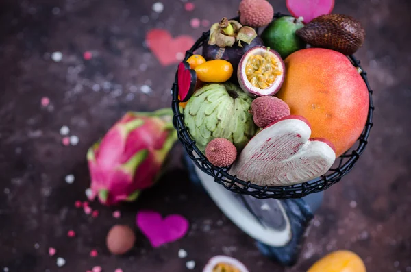 Tropisk Frukt Alla Hjärtans Dag Frukter Blommor Och Hjärtan Romantik — Stockfoto