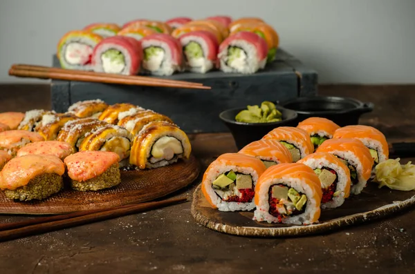 Állítsa Hagyományos Japán Étel Sötét Háttérrel Sushi Tekercs Nigiri Nyers — Stock Fotó
