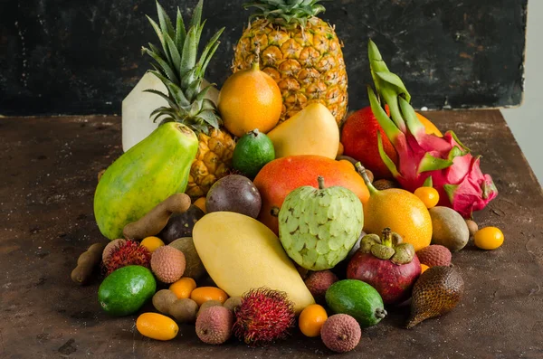 Zdrowe Odżywianie Odmiana Owoców Tropikalnych Ciemnym Tle — Zdjęcie stockowe