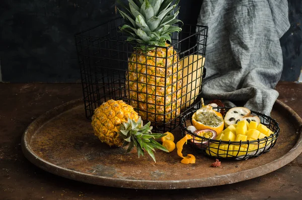 Martwa Natura Egzotycznych Owoców Metalowe Kosze Ananasem Mango Granadylem Marakuja — Zdjęcie stockowe