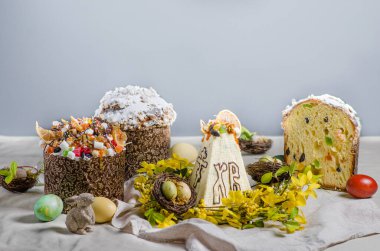 Paskalya kompozisyonu, ortodoks tatlı ekmek, kulich ve süzme peynirli tatlı. Paskalya tatili kahvaltı konsepti.