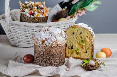 Paskalya sepetinde paskalya pastası, şarap ve yumurta.
