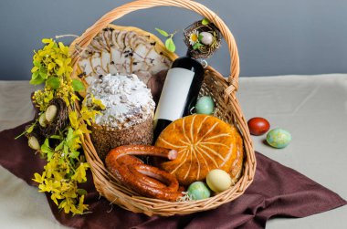 Turta, sosis, şarap, Paskalya pastası, haşhaşlı ekmek, yumurta.