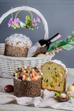 Paskalya sepetinde paskalya pastası, şarap ve yumurta.