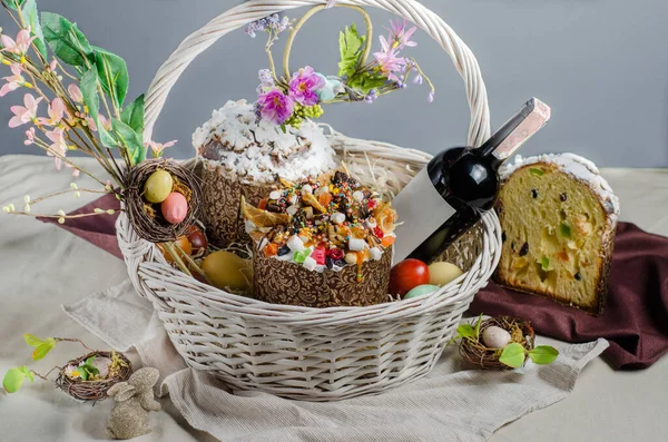 Cesta Páscoa Com Bolos Páscoa Vinho Ovos — Fotografia de Stock