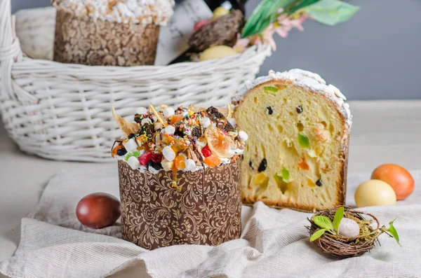 Geleneksel Paskalya Pastası Masada — Stok fotoğraf