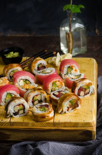 Rozmanité Sushi Rolové Sushi Tuňákem Úhořem Okurkou Avokádem Smetanovým Sýrem — Stock fotografie