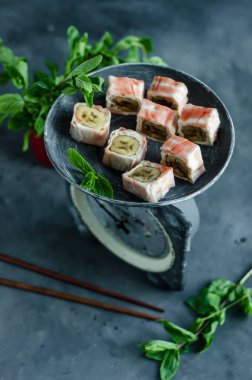 Tatlı maki suşisi, içinde muz ve krem peynir olan tatlı rulo. Çilek sosu ve nane ile servis edilir..