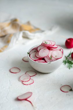 Beyaz arkaplanda dilimlenmiş turplar (yakın çekim))