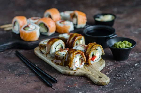 Různé Sushi Rolky Červenou Rybou Úhořem Wasabi Zázvor Talíři Dřevěném — Stock fotografie