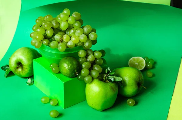 Kolekcja Zielonych Owoców Zielonym Tle Jabłko Winogrona Wapno — Zdjęcie stockowe