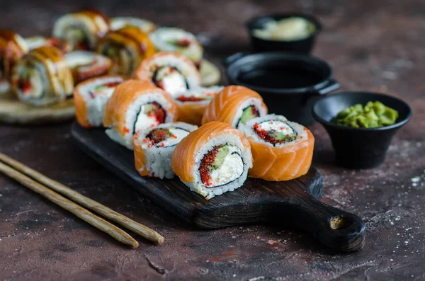 Různé Sushi Rolky Červenou Rybou Úhořem Wasabi Zázvor Talíři Dřevěném — Stock fotografie