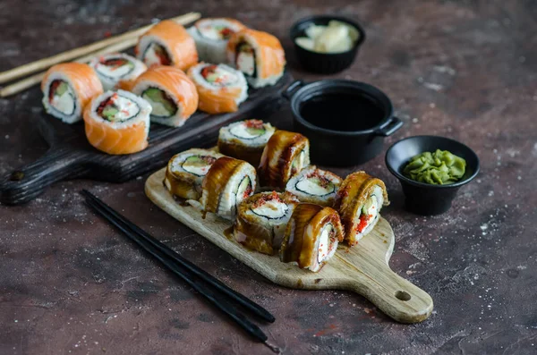 Verschillende Sushi Broodjes Met Rode Vis Paling Wasabi Gember Een — Stockfoto