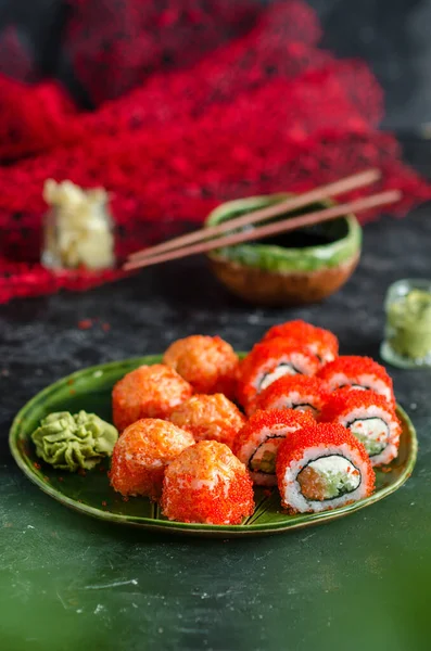 Różne Bułki Sushi Czerwonym Kawiorem Łososiem Wasabi Imbirem Talerzu Drewnianym — Zdjęcie stockowe
