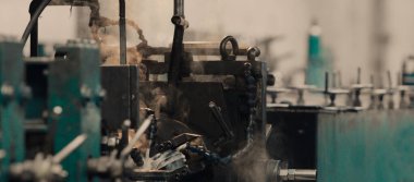 Metal levha oluşturma makinesine bağlı endüstriyel metal bobinler