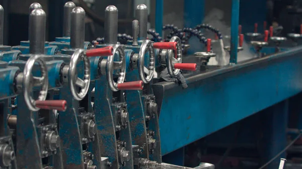 Комплект стальных зубчатых передач станок для гибки листового металла на заводе металлоконструкций . — стоковое фото