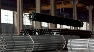Yığılmış alüminyum metal borular. Ağır sanayi üretimi
