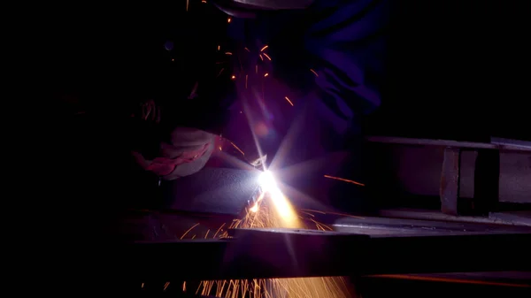 Работник в перчатках резки листового металла с ацетиленом или кислородной горелкой . — стоковое фото