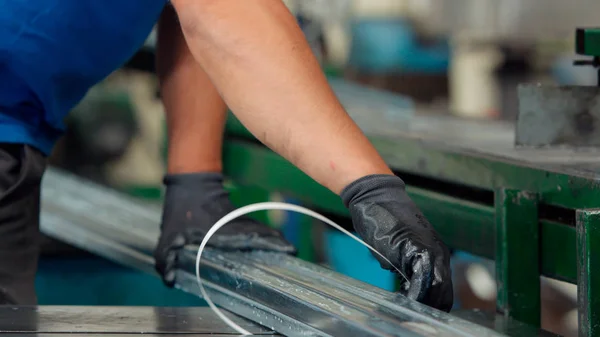 Perfis de alumínio de embalagem do trabalhador no armazém de produtos metálicos . — Fotografia de Stock