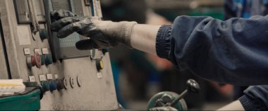 Metal levha profili ve işçi eldivenleri.