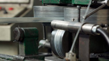 Metal levha oluşturma makinesine bağlı endüstriyel metal bobinler