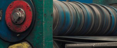 Bir metal fabrikasında metal rulo oluşturma makinesi.,