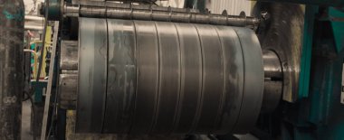 Bir metal fabrikasında metal rulo oluşturma makinesi.,