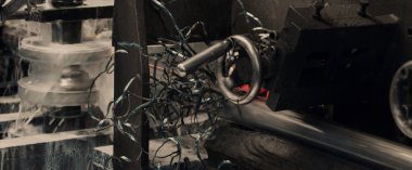 Makine yaparken metal talaşlarından birbirine dolanmış..