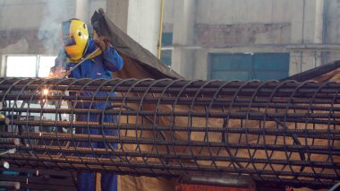 Kaynakçı, Boru Borusu Maskesi Elektro Atölyesi 'ne kıvılcım saçtı