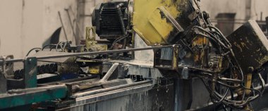 Metal fabrikasındaki metal levha bükme makinesinin dişli takımı..